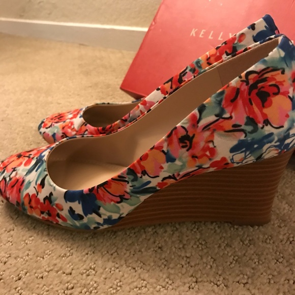 New. Kelly & Katie Floral Wedges - Picture 2 of 2